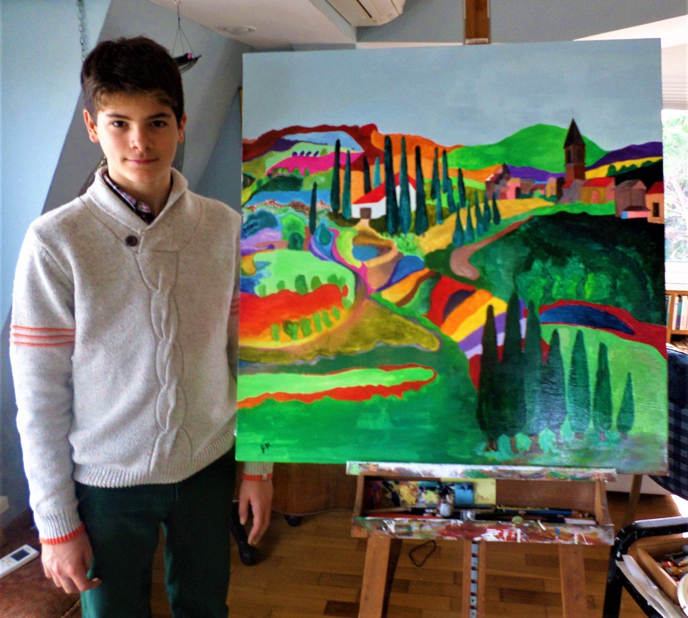 Allievo accanto al paesaggio a colori dipinto durante un corso di pittura a Roma