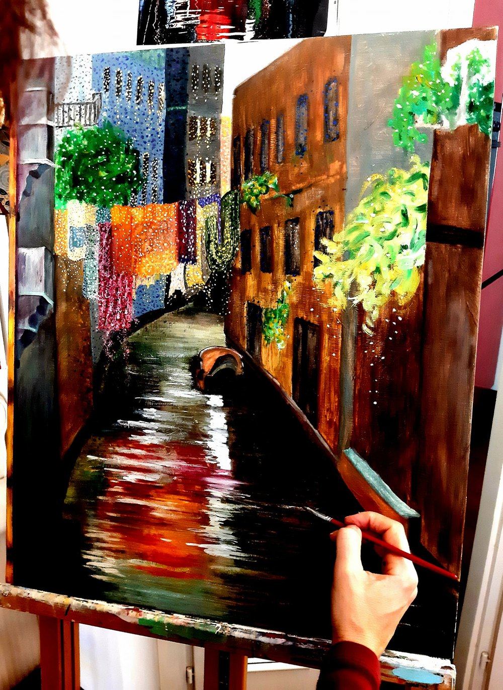 Pennello al lavoro su una tela a colori durante un corso di pittura a Roma