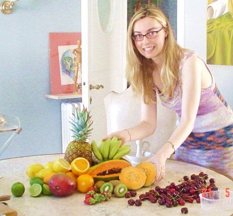 Insegnante che prepara una composizione di frutta per il disegno dal vero nell'atelier di pittura a Roma